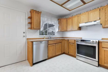 Kitchen Island Photo of 15852 100 Avenue, Surrey, BC