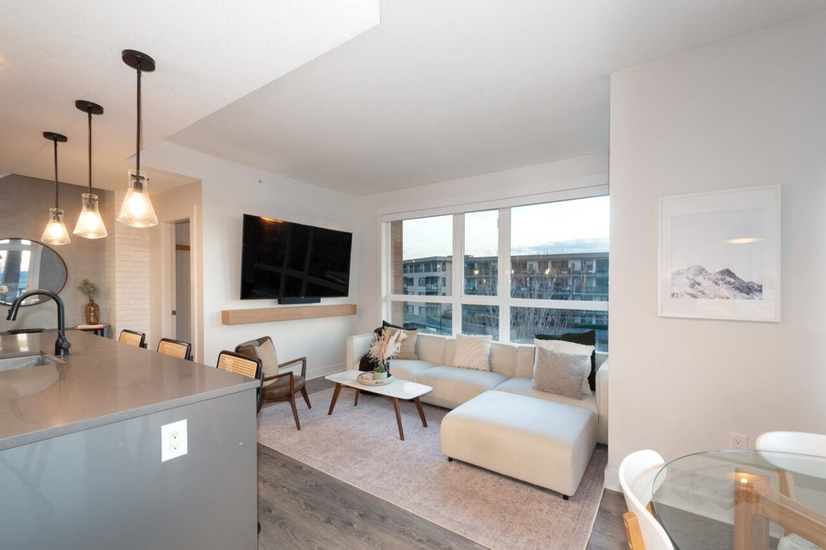 Breakfast Nook Photo of 417 733 W 14th Street, North Vancouver, BC