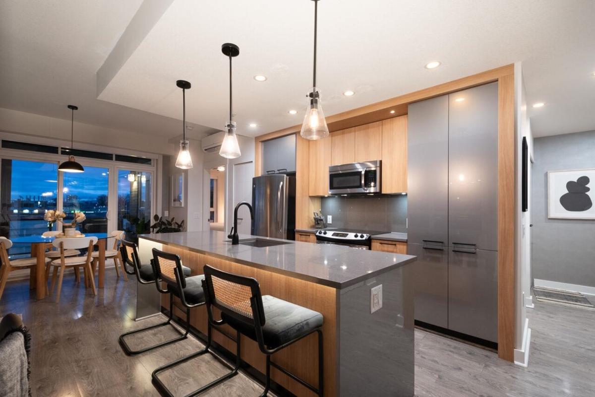 Entry Foyer Photo of 417 733 W 14th Street, North Vancouver, BC