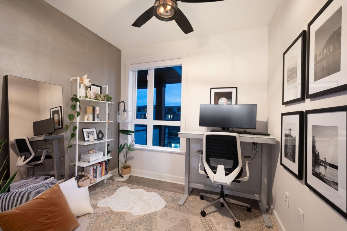 Front Yard Photo of 417 733 W 14th Street, North Vancouver, BC