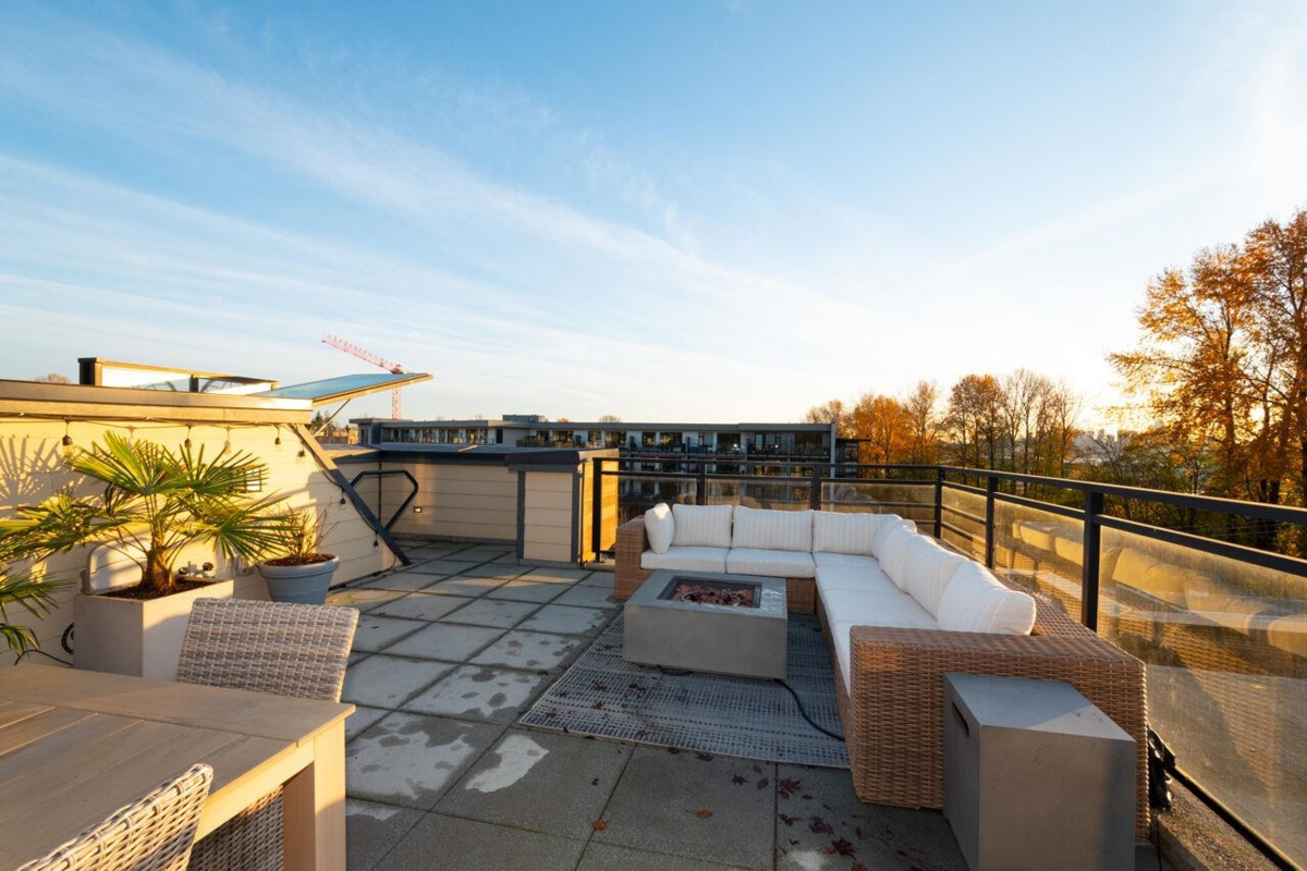 Swimming Pool Photo of 417 733 W 14th Street, North Vancouver, BC