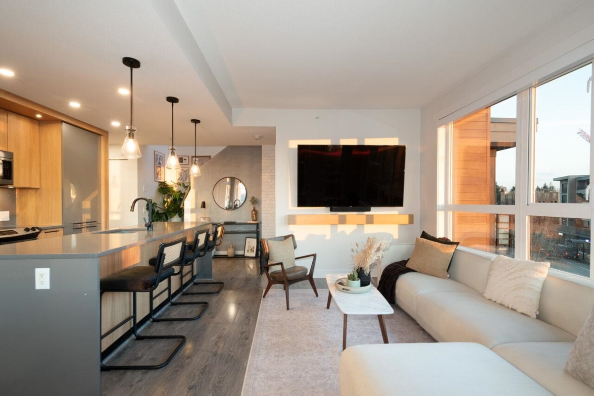 Walk-In Closet Photo of 417 733 W 14th Street, North Vancouver, BC