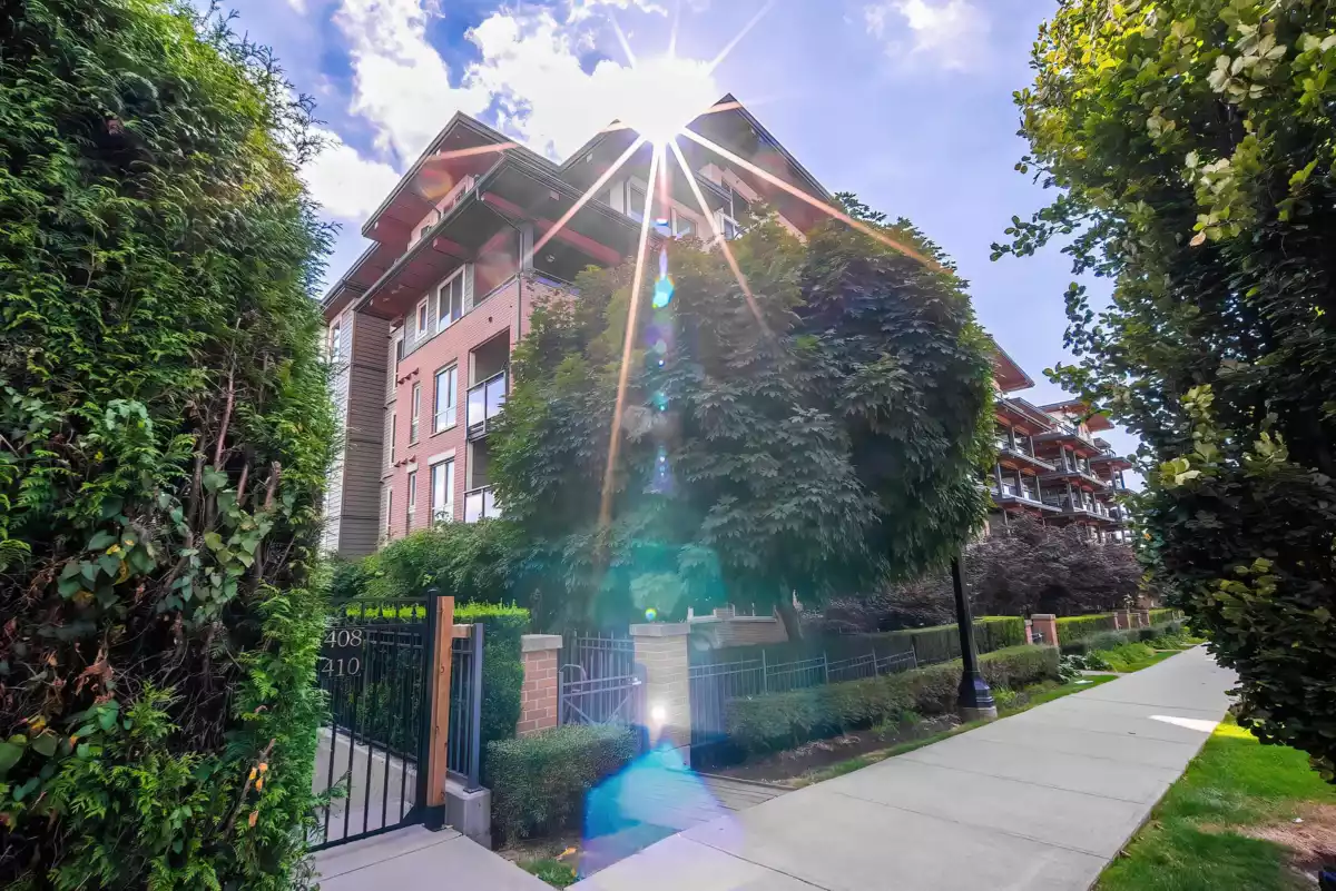 Entry Foyer Photo of 501 500 Royal Avenue, New Westminster, BC