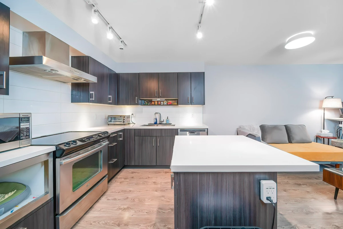 Living Room Photo of 501 500 Royal Avenue, New Westminster, BC