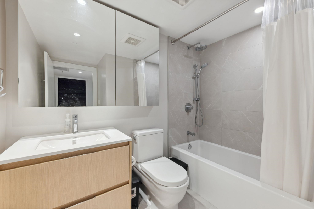 Kitchen Photo of 805 1500 Fern Street, North Vancouver, BC