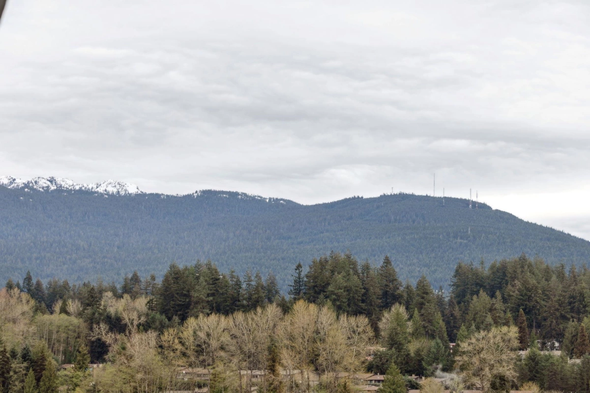 Walk-In Closet Photo of 805 1500 Fern Street, North Vancouver, BC