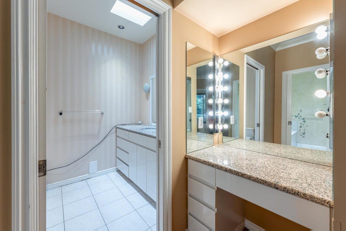 Kitchen Island Photo of 350 Kelvin Grove Way, Lions Bay, BC