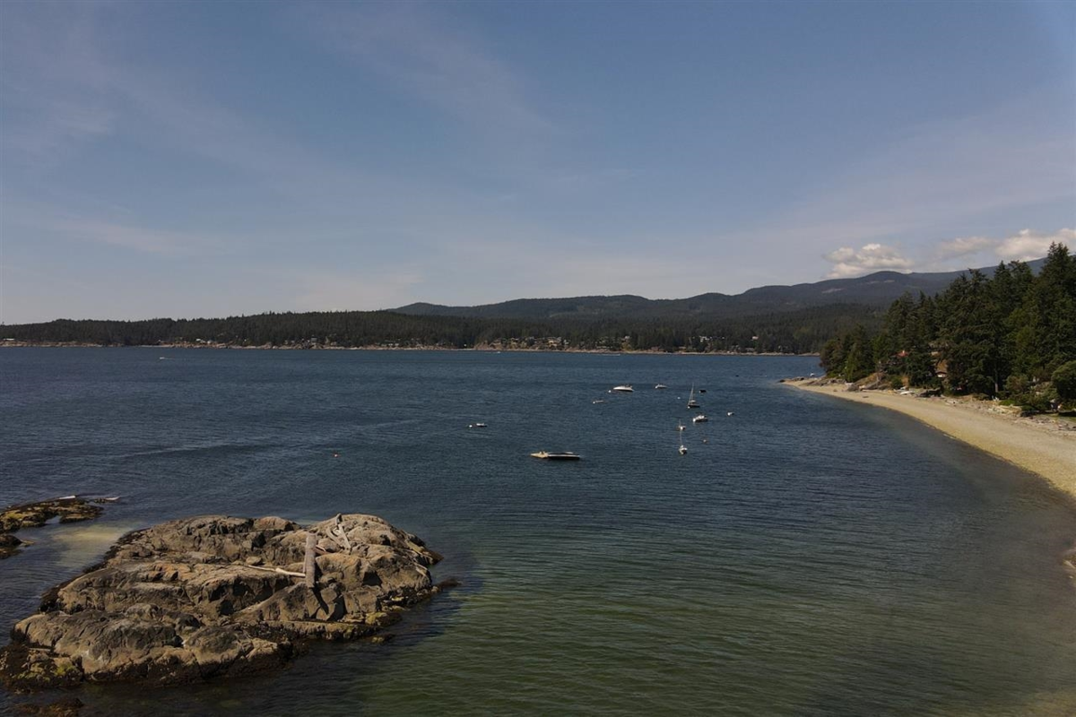 Entry Foyer Photo of 8650 Redrooffs Road, Halfmoon Bay, BC