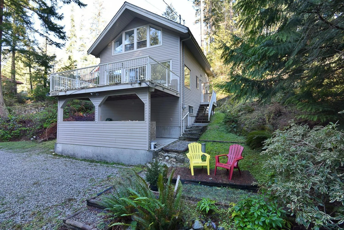 Laundry Room Photo of 8650 Redrooffs Road, Halfmoon Bay, BC