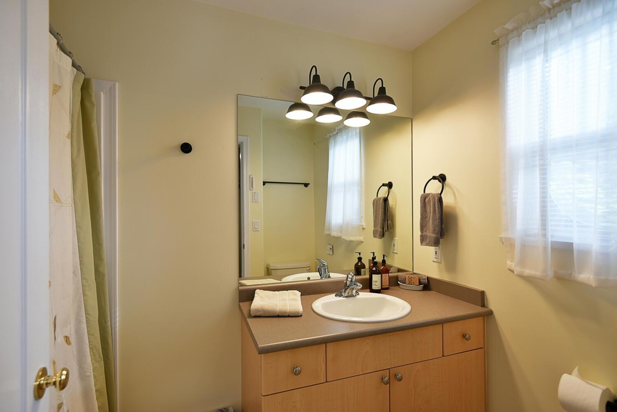 Primary Bathroom Photo of 8650 Redrooffs Road, Halfmoon Bay, BC