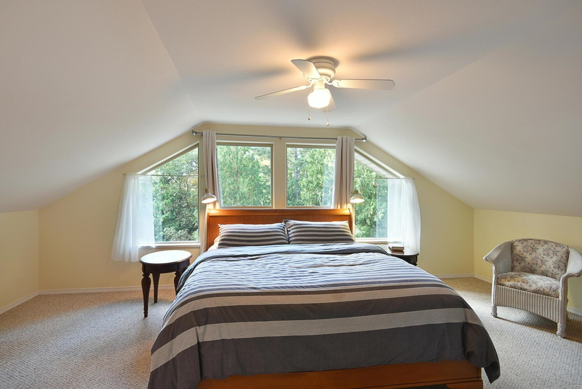 Walk-In Closet Photo of 8650 Redrooffs Road, Halfmoon Bay, BC