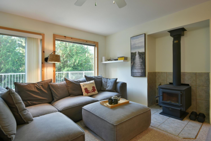 8650 Redrooffs Road, Halfmoon Bay, BC, Halfmoon Bay — Single Family Residence for sale