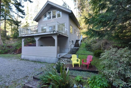 Laundry Room Photo of 8650 Redrooffs Road, Halfmoon Bay, BC