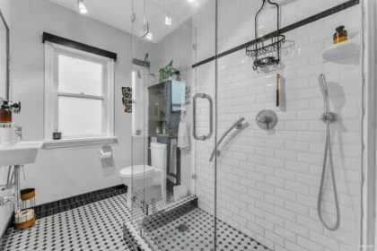 Primary Bathroom Photo of 820 Third Avenue, New Westminster, BC