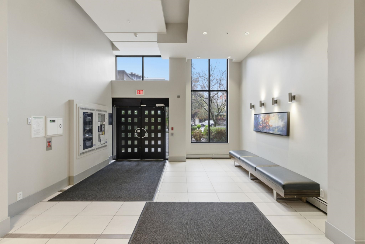 Front Yard Photo of 1102 151 W 2nd Street, North Vancouver, BC