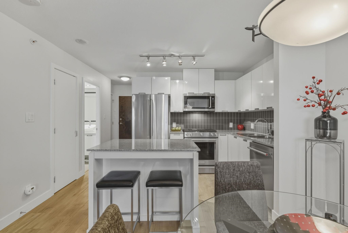 Kitchen Island Photo of 1102 151 W 2nd Street, North Vancouver, BC