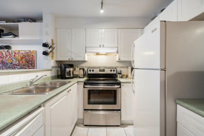 Breakfast Nook Photo of 212 868 Kingsway, Vancouver, BC