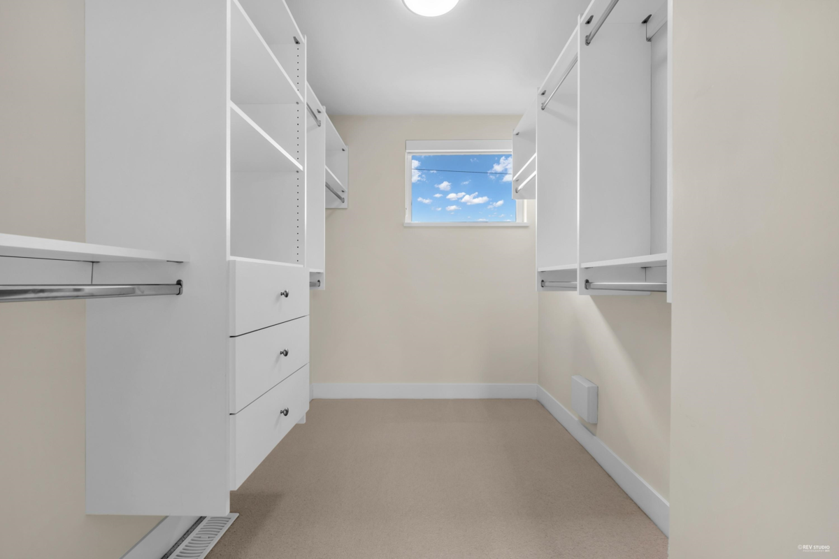 Entry Foyer Photo of 6098 Oak Street, Vancouver, BC