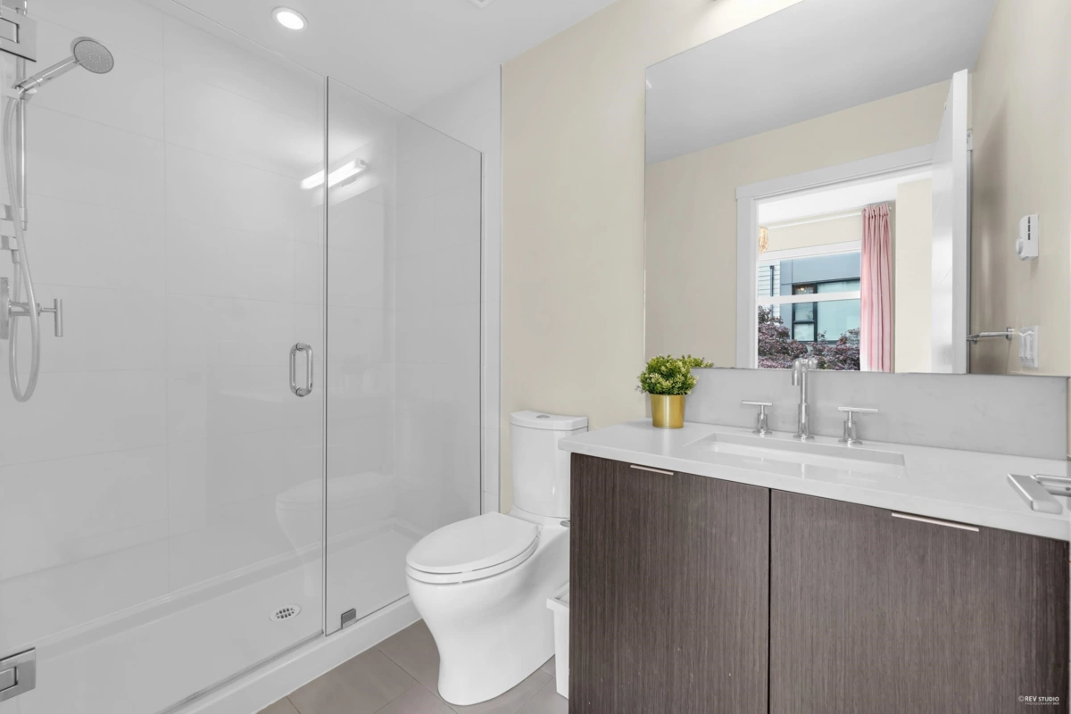 Front Yard Photo of 6098 Oak Street, Vancouver, BC