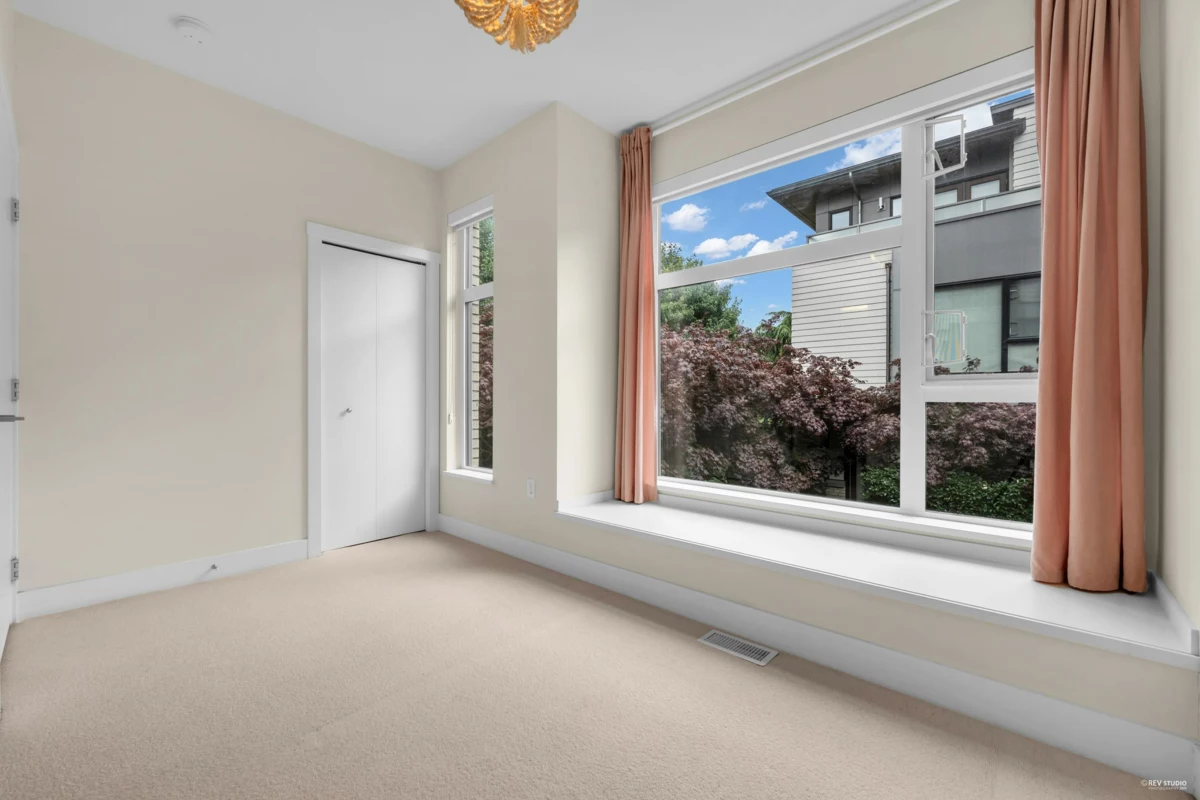 Hallway Photo of 6098 Oak Street, Vancouver, BC