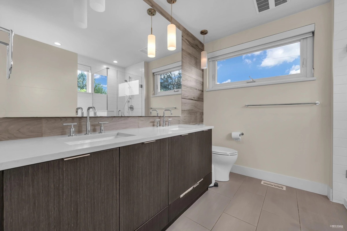 Laundry Room Photo of 6098 Oak Street, Vancouver, BC