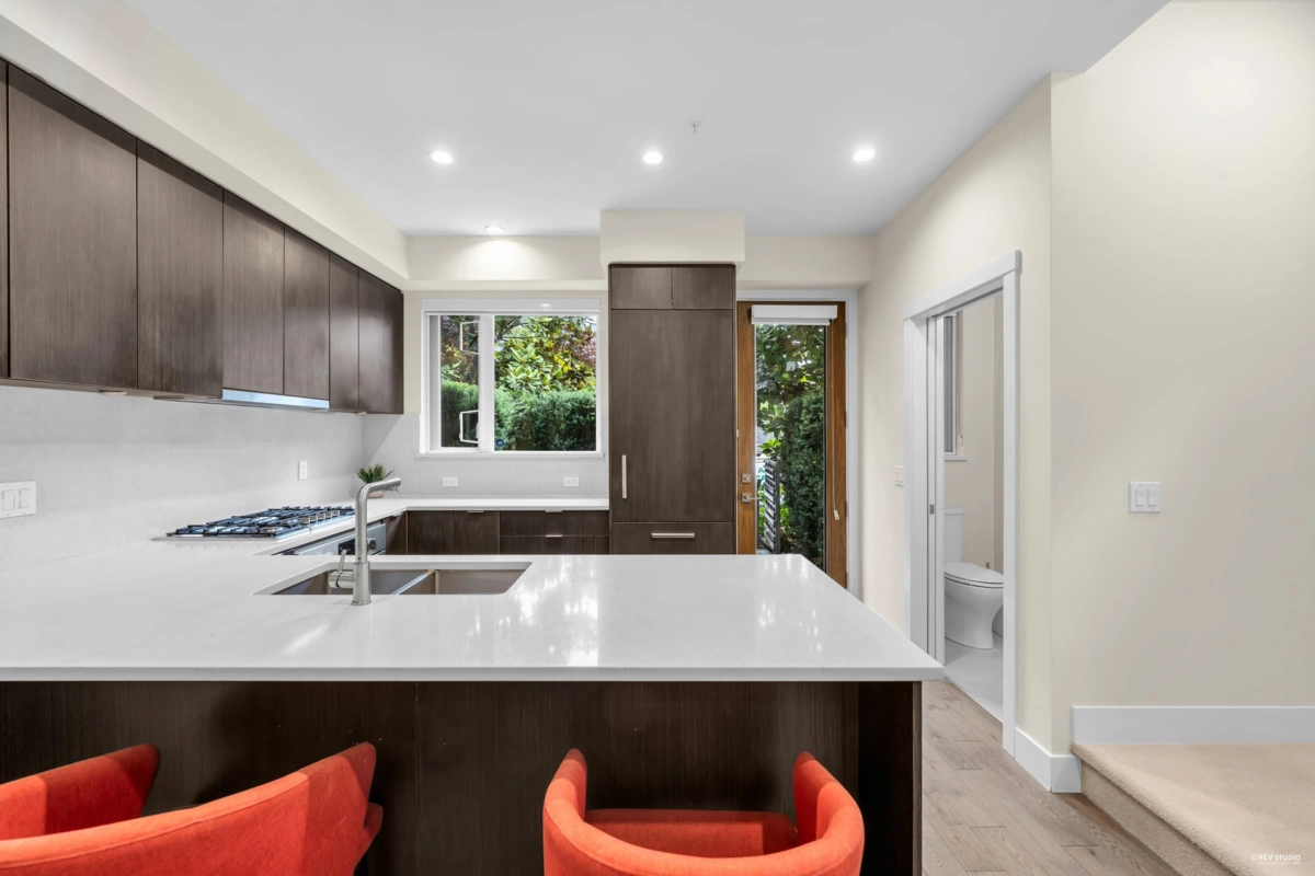 Powder Room Photo of 6098 Oak Street, Vancouver, BC