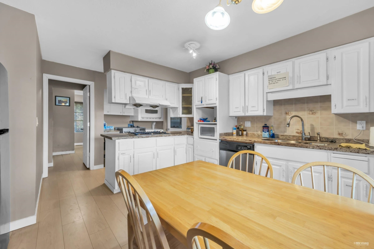 Kitchen Island Photo of 10235 176 Street, Surrey, BC