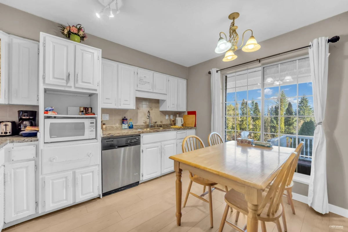 Kitchen Photo of 10235 176 Street, Surrey, BC