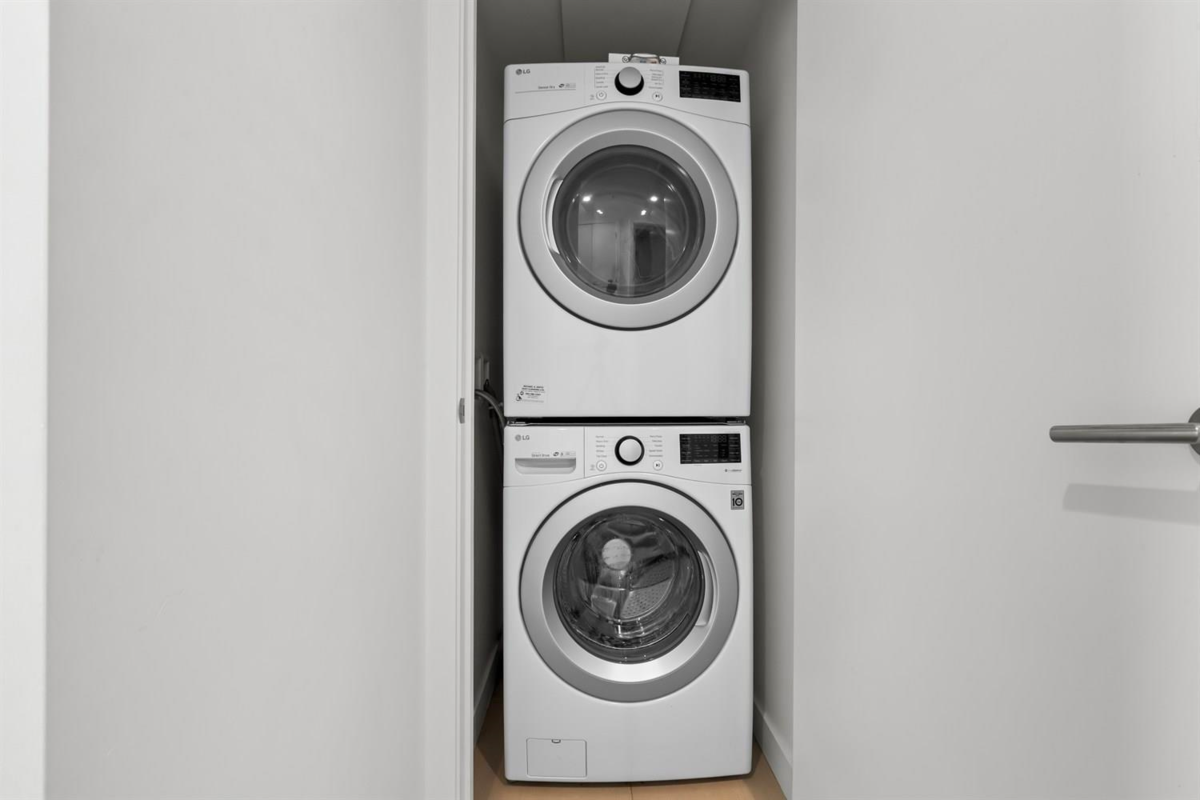 Entry Foyer Photo of 4406 6000 Mckay Avenue, Burnaby, BC