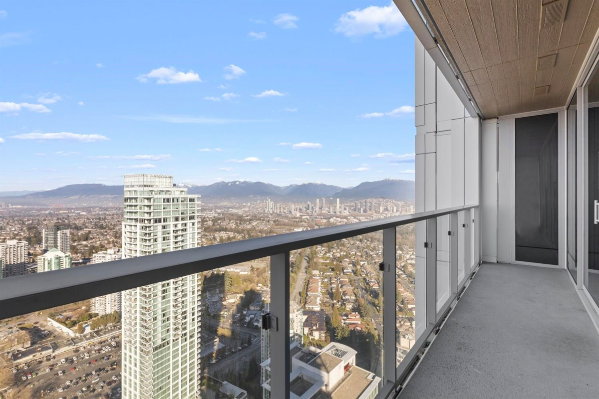 Kitchen Photo of 4406 6000 Mckay Avenue, Burnaby, BC