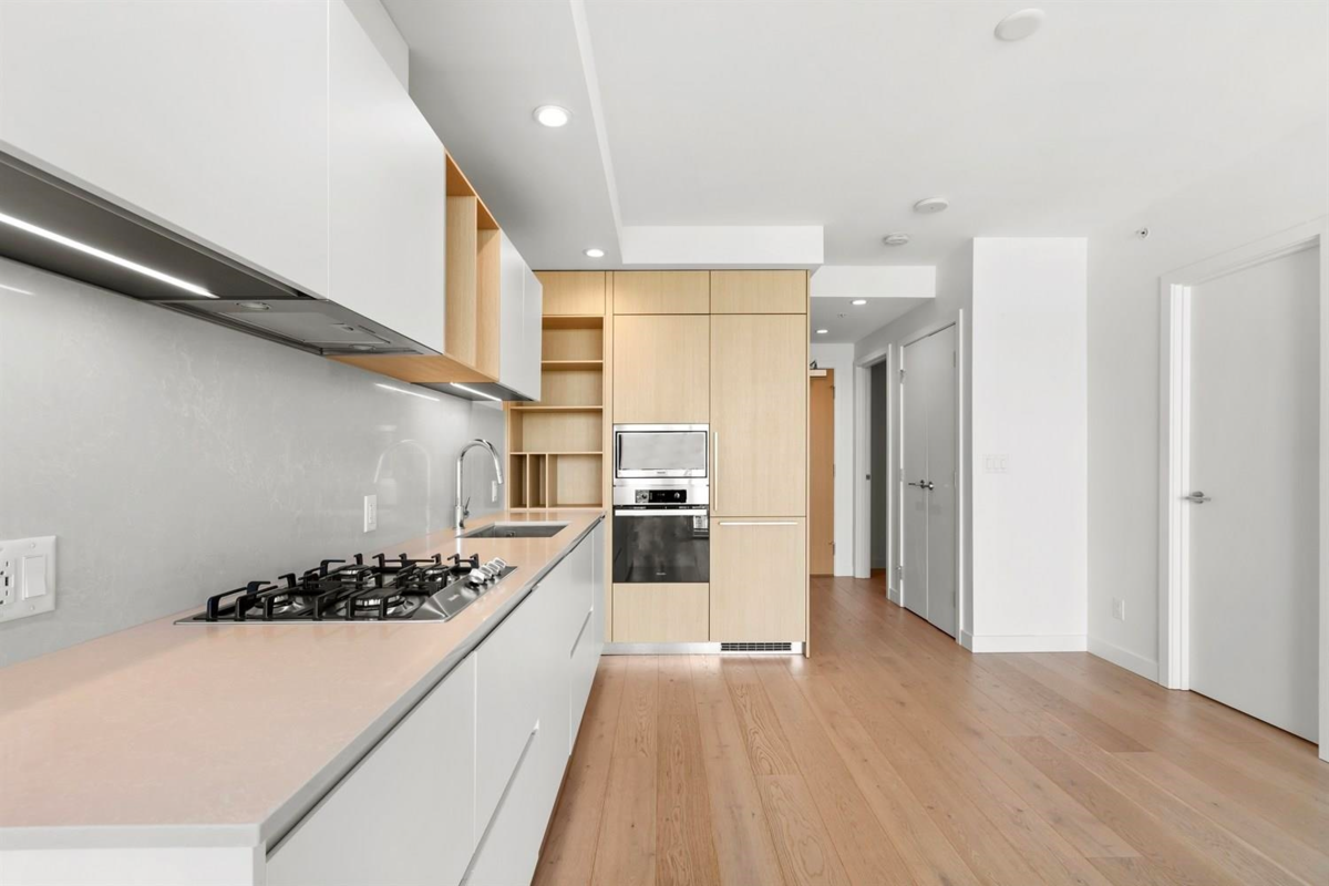 Walk-In Closet Photo of 4406 6000 Mckay Avenue, Burnaby, BC