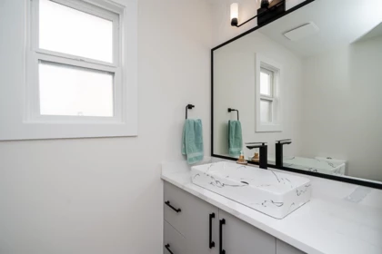 Powder Room Photo of 15452 Victoria Avenue, White Rock, BC
