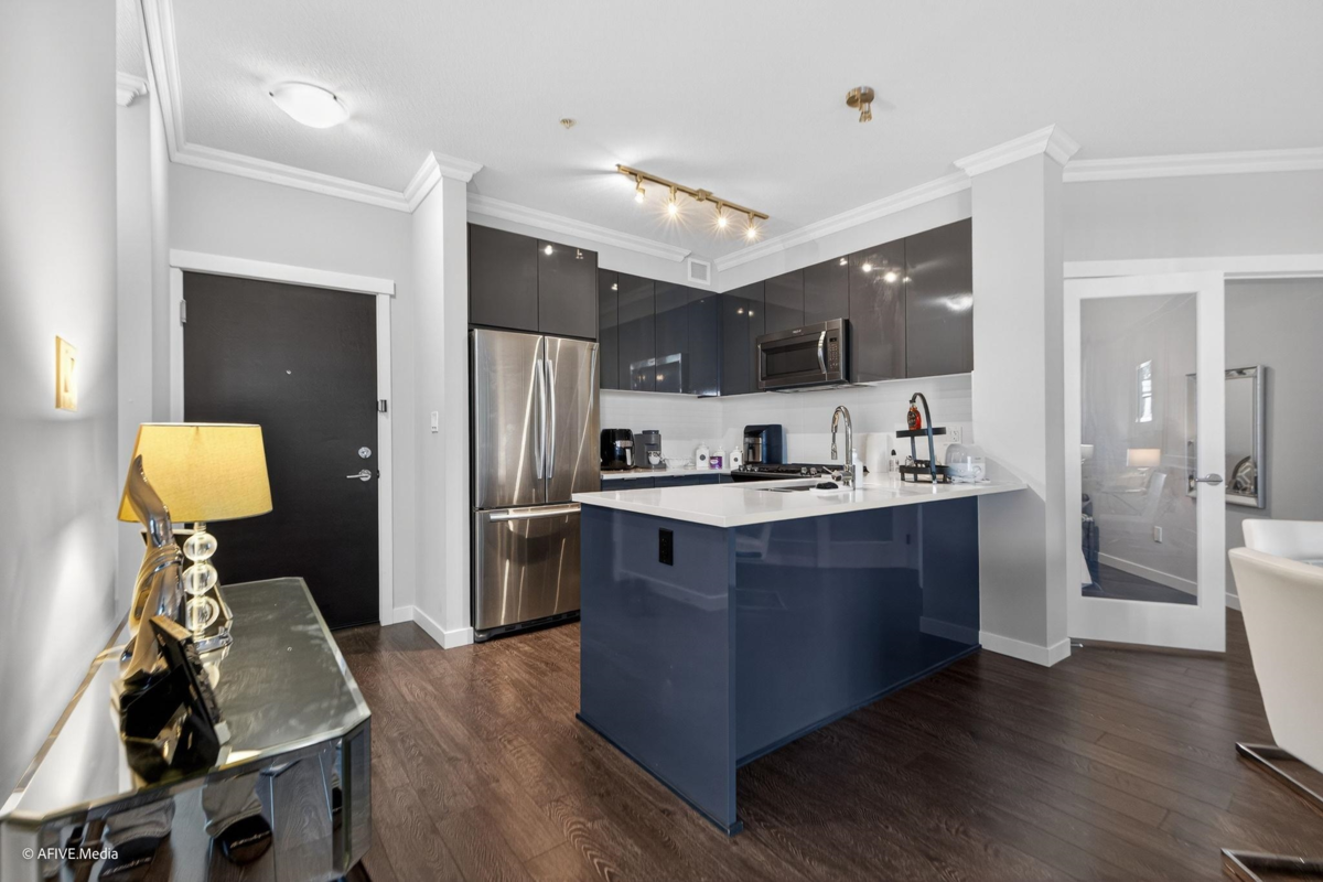 Kitchen Island Photo of 327 15137 33 Avenue, Surrey, BC