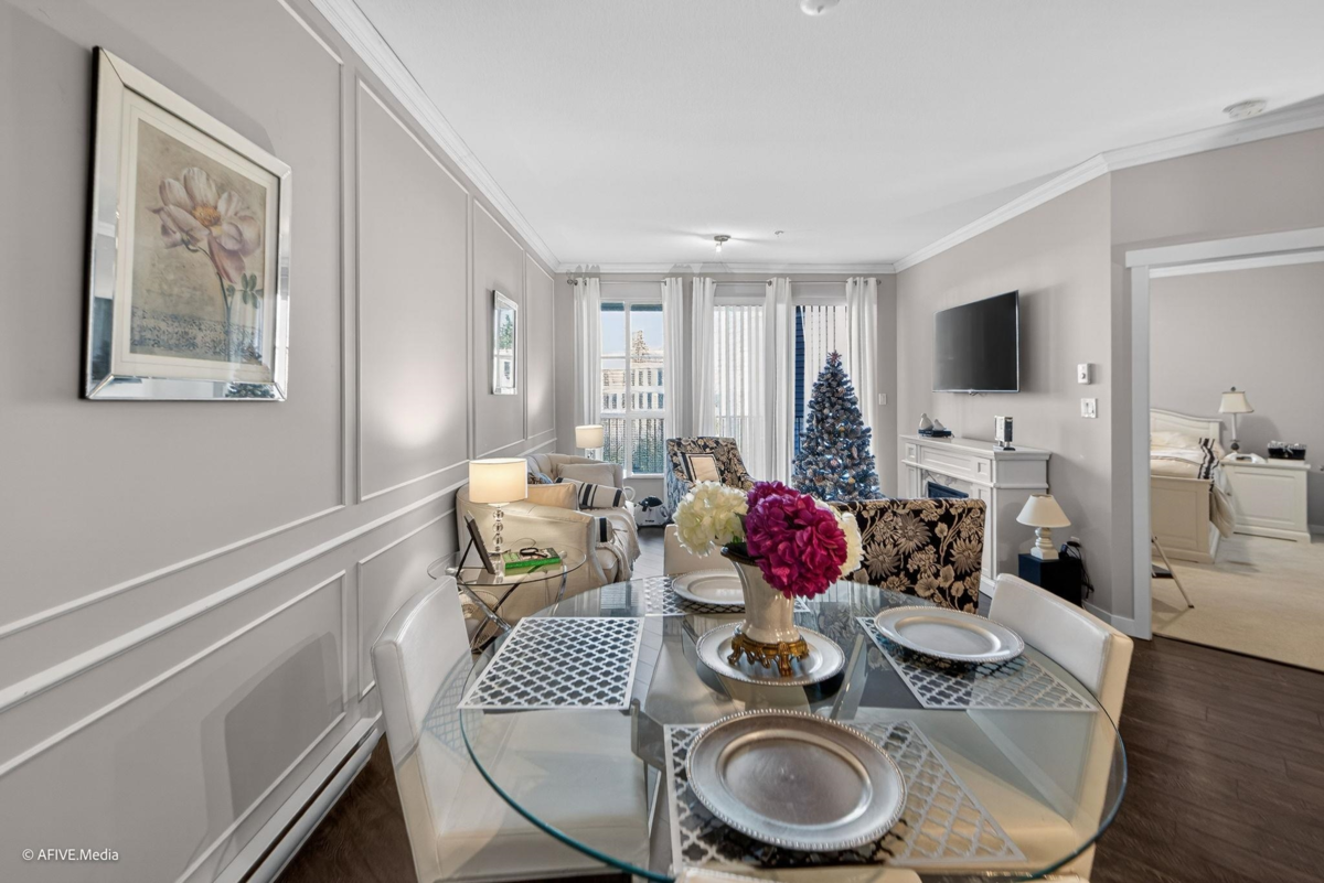 Kitchen Photo of 327 15137 33 Avenue, Surrey, BC