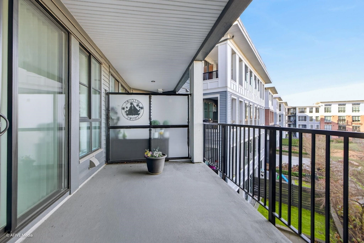 Powder Room Photo of 327 15137 33 Avenue, Surrey, BC