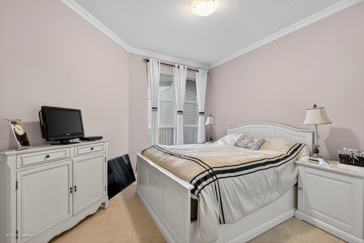 Walk-In Closet Photo of 327 15137 33 Avenue, Surrey, BC