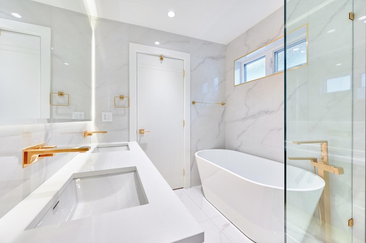 Hallway Photo of 806 Montroyal Boulevard, North Vancouver, BC