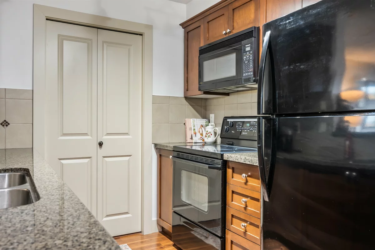 Walk-In Closet Photo of 310 9000 Birch Street, Chilliwack, BC