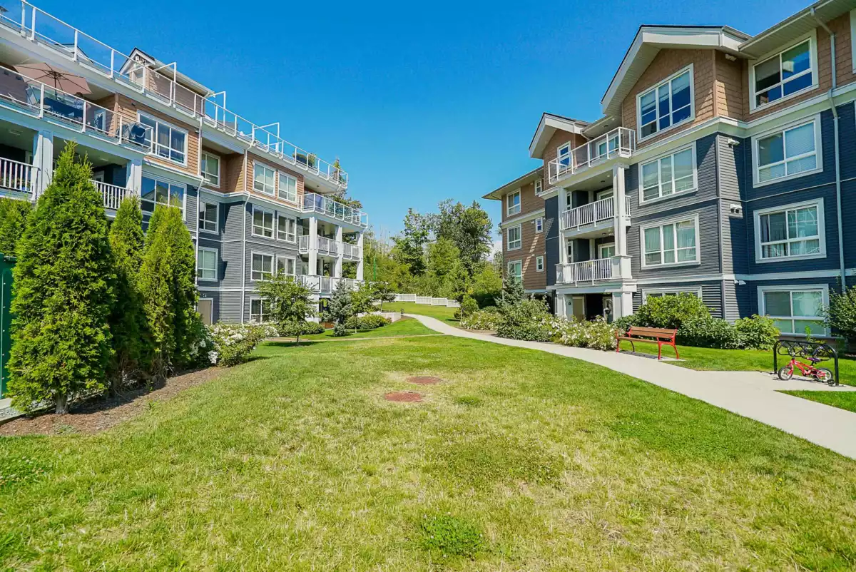 Garden / Landscaping Photo of 410 6470 194 Street, Surrey, BC