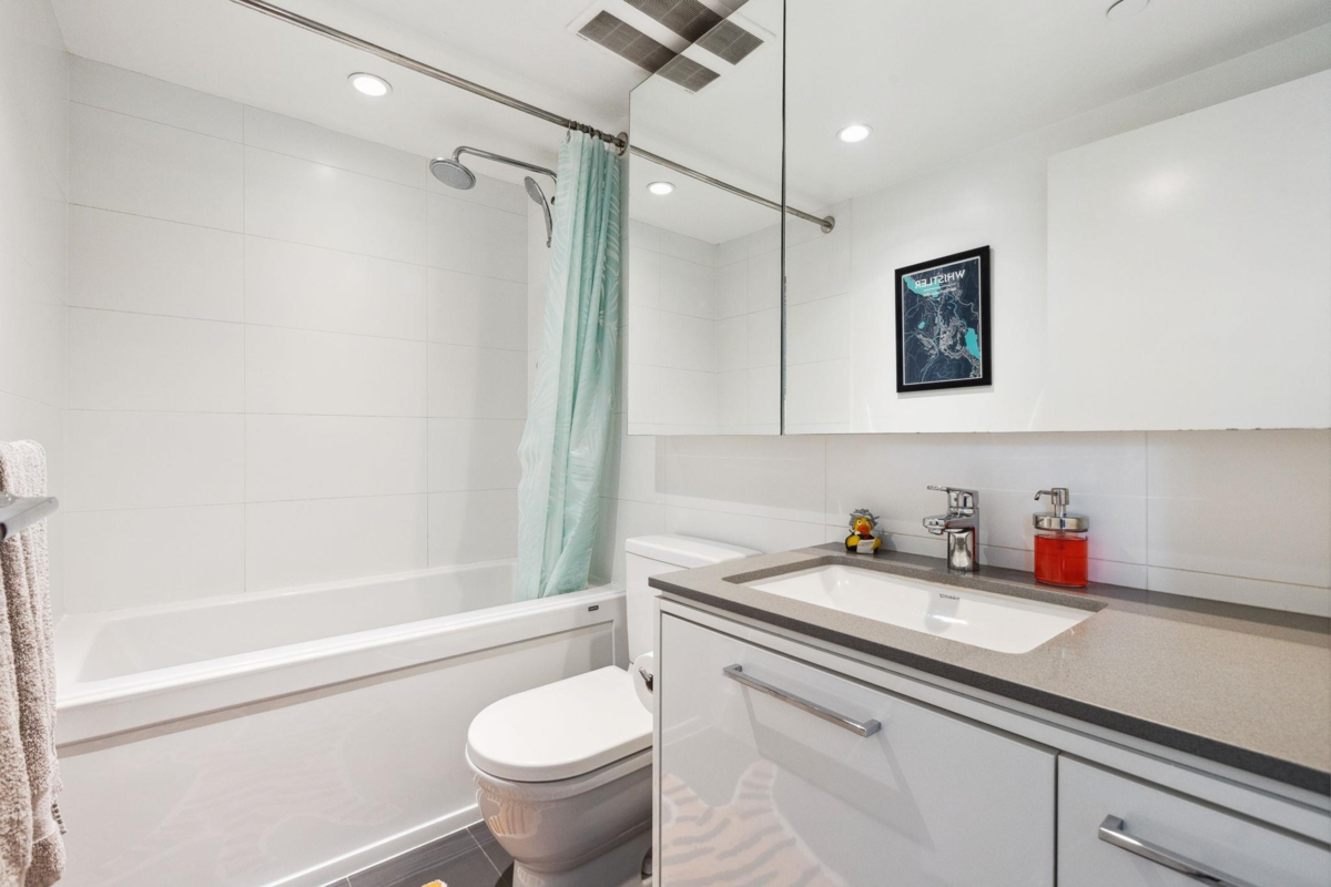 Kitchen Island Photo of 1608 680 Seylynn Crescent, North Vancouver, BC