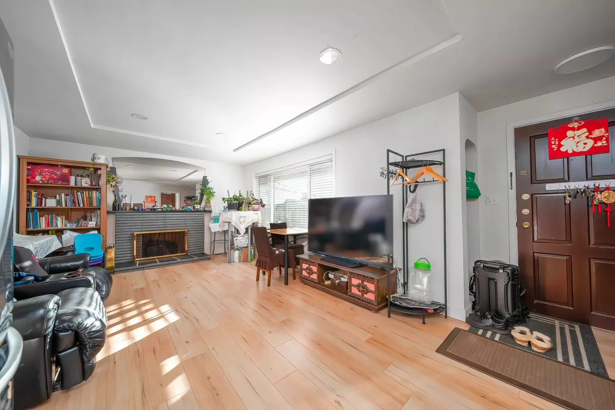 Dining Area Photo of 915 Walls Avenue, Coquitlam, BC