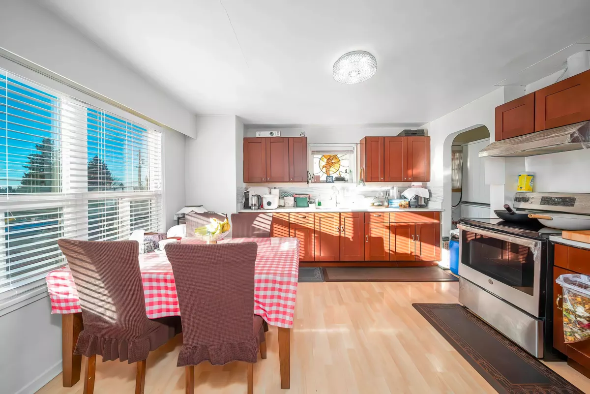 Family Room Photo of 915 Walls Avenue, Coquitlam, BC