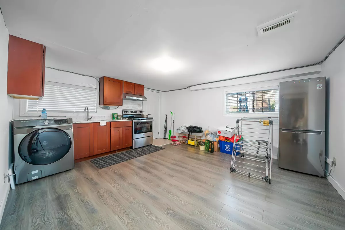 Kitchen Photo of 915 Walls Avenue, Coquitlam, BC