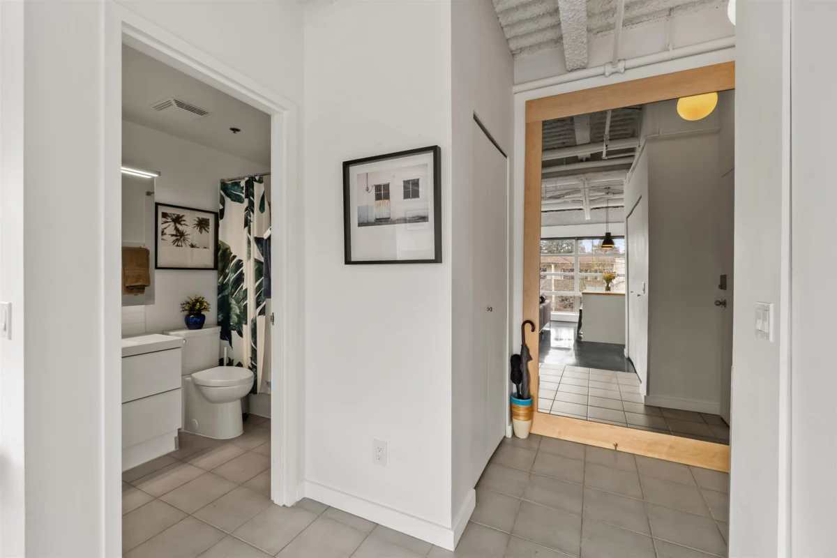 Entry Foyer Photo of 431 350 E 2nd Avenue, Vancouver, BC
