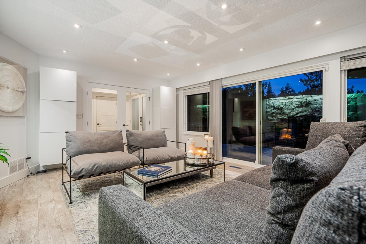 Kitchen Island Photo of 6446 Marine Drive, West Vancouver, BC
