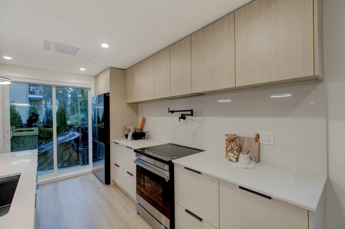 Kitchen Island Photo of 5 339 Keary Street, New Westminster, BC