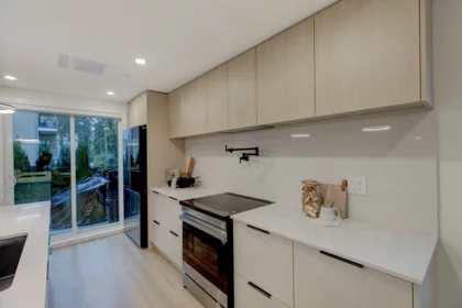 Kitchen Island Photo of 5 339 Keary Street, New Westminster, BC