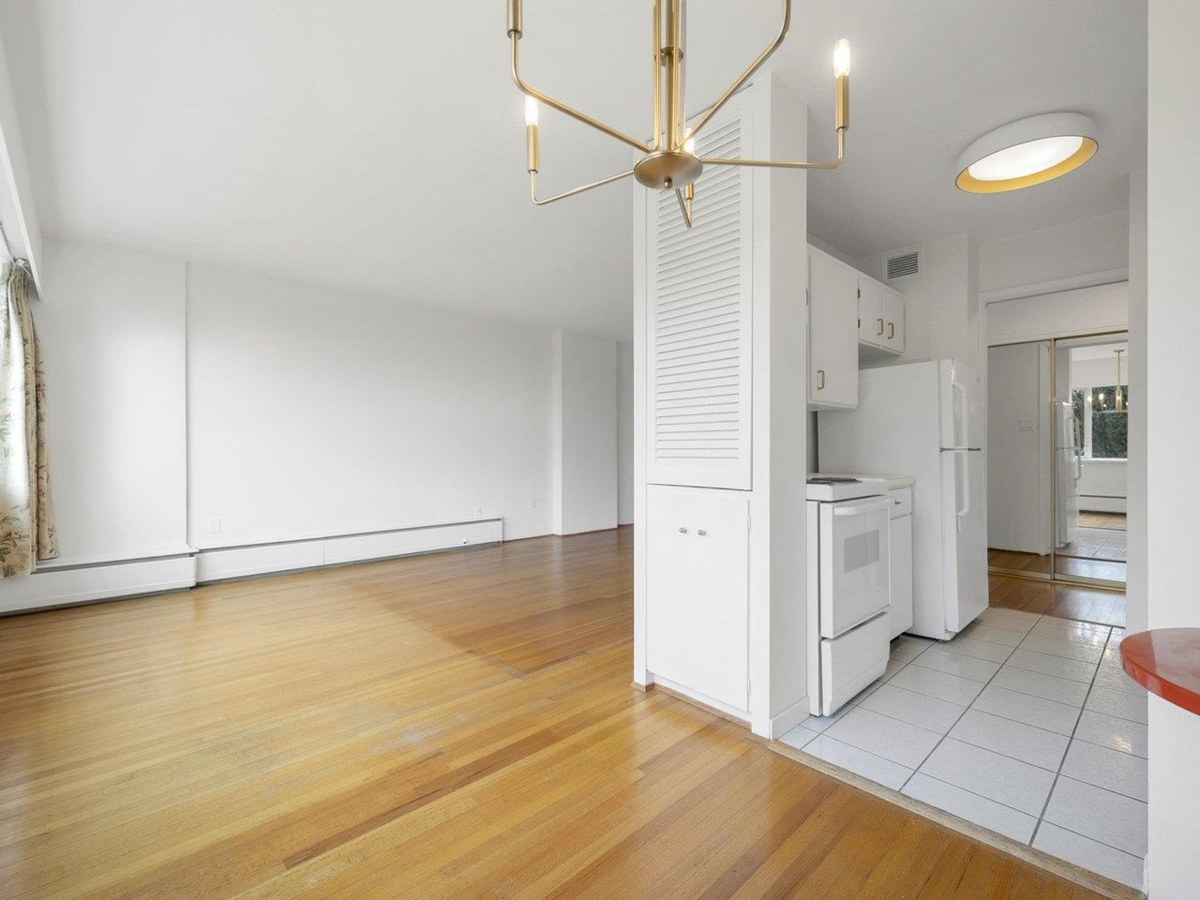 Walk-In Closet Photo of 204 6026 Tisdall Street, Vancouver, BC