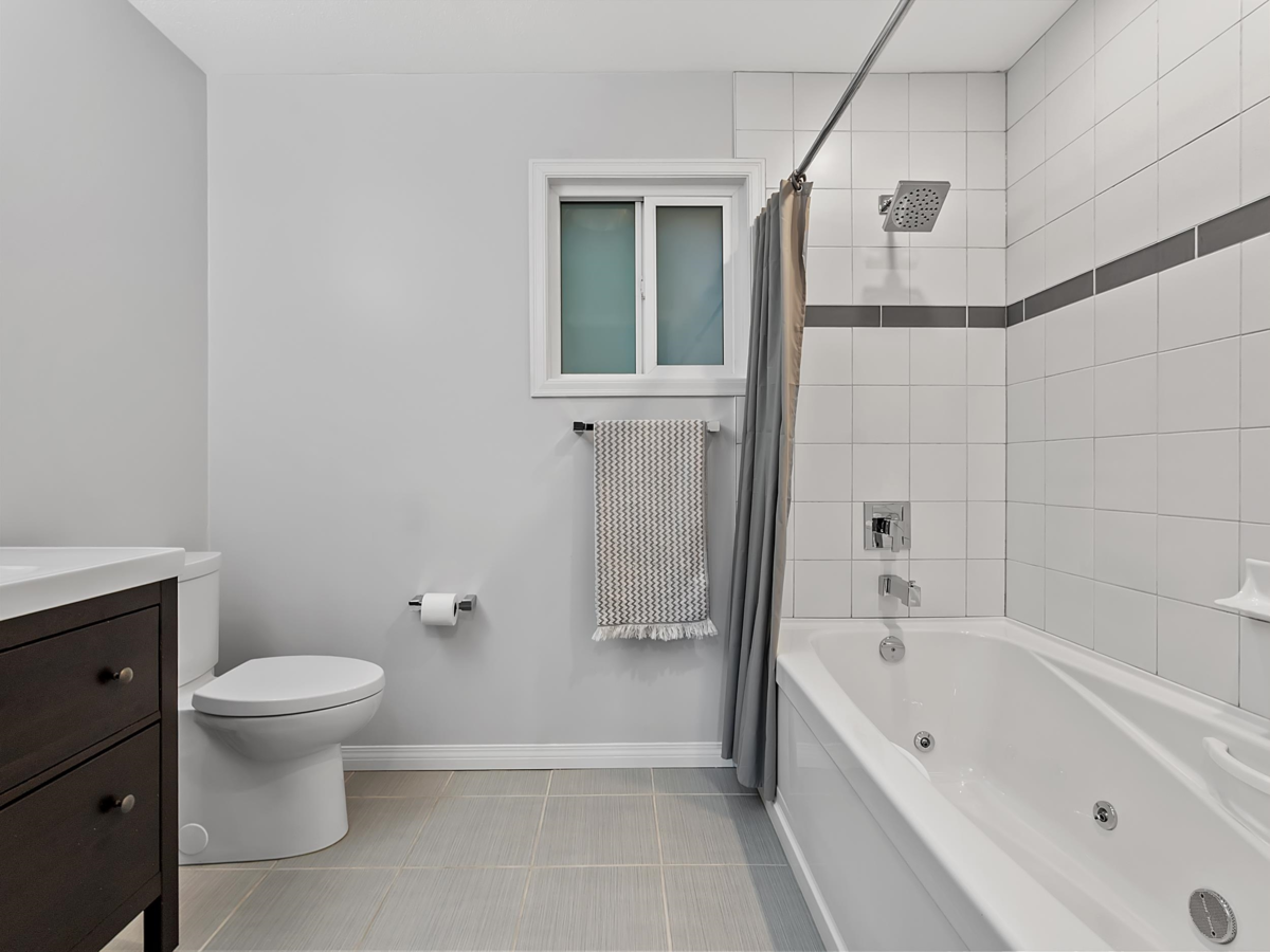 Basement Recreation Room Photo of 1833 133a Street, Surrey, BC