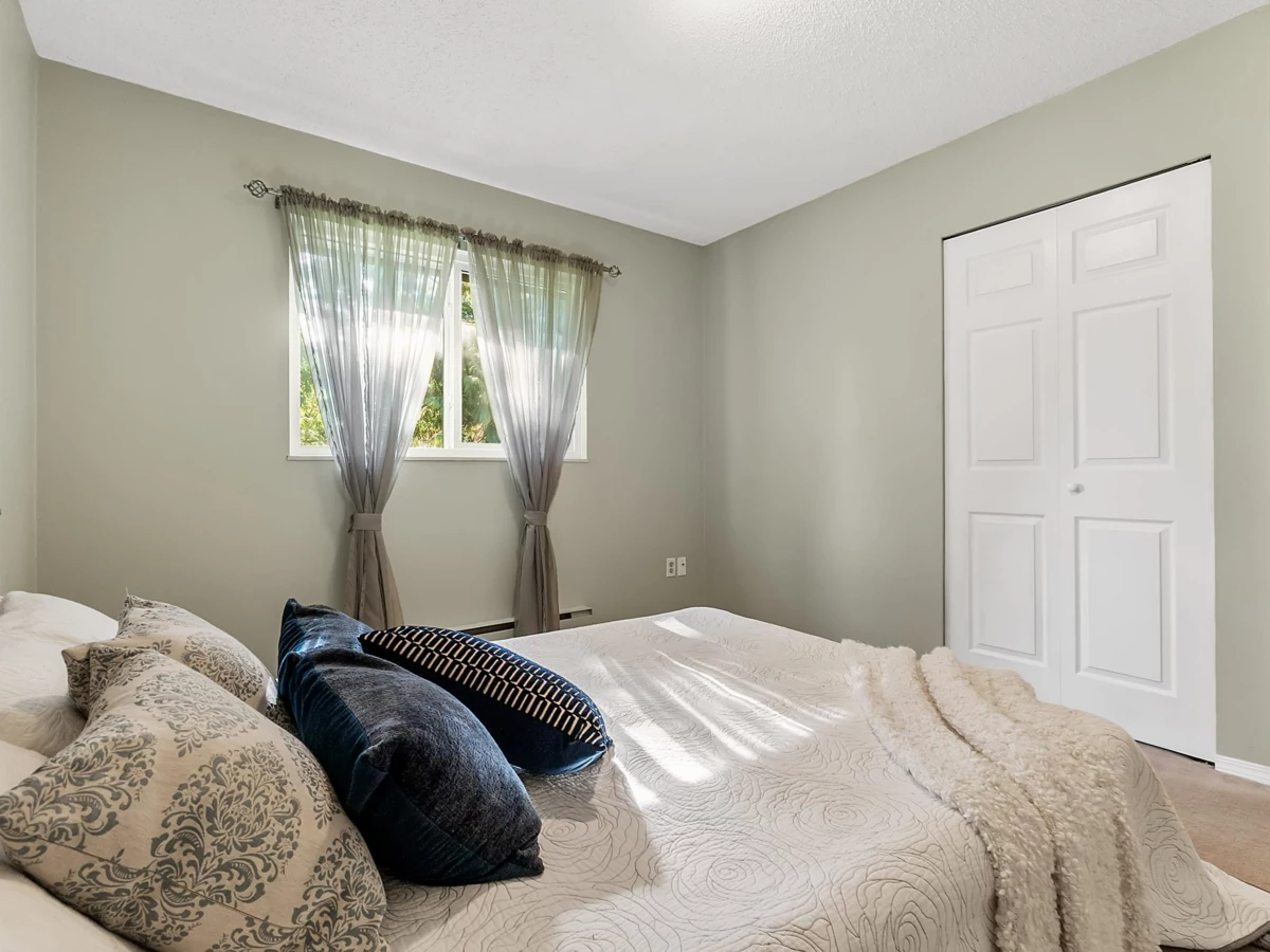 Powder Room Photo of 1833 133a Street, Surrey, BC